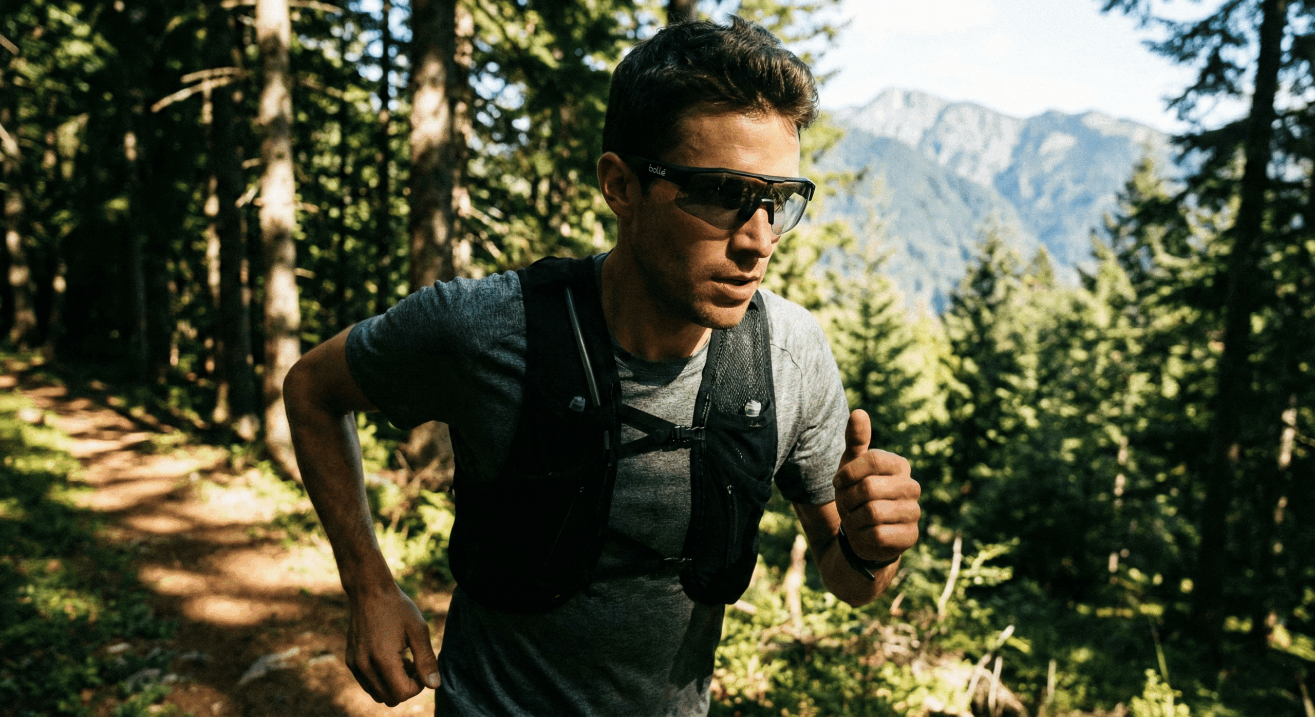 Image d'un sportif portant des lunettes de sport Bollé avec des verres Phantom