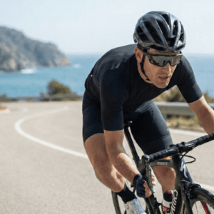 Image illustrant le guide pour l'achat des lunettes de cyclisme avec un cycliste montant un col
