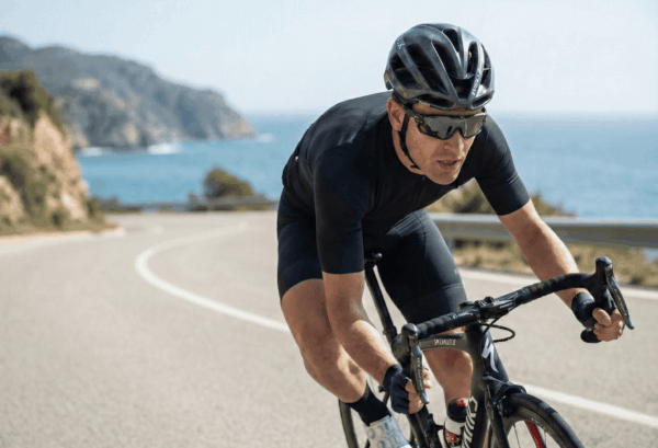 Image illustrant le guide pour l'achat des lunettes de cyclisme avec un cycliste montant un col