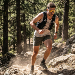 Image d'illustration d'une personne faisant du running et trail portant des lunettes de sport