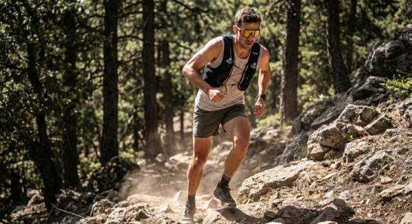 Image d'illustration d'une personne faisant du running et trail portant des lunettes de sport